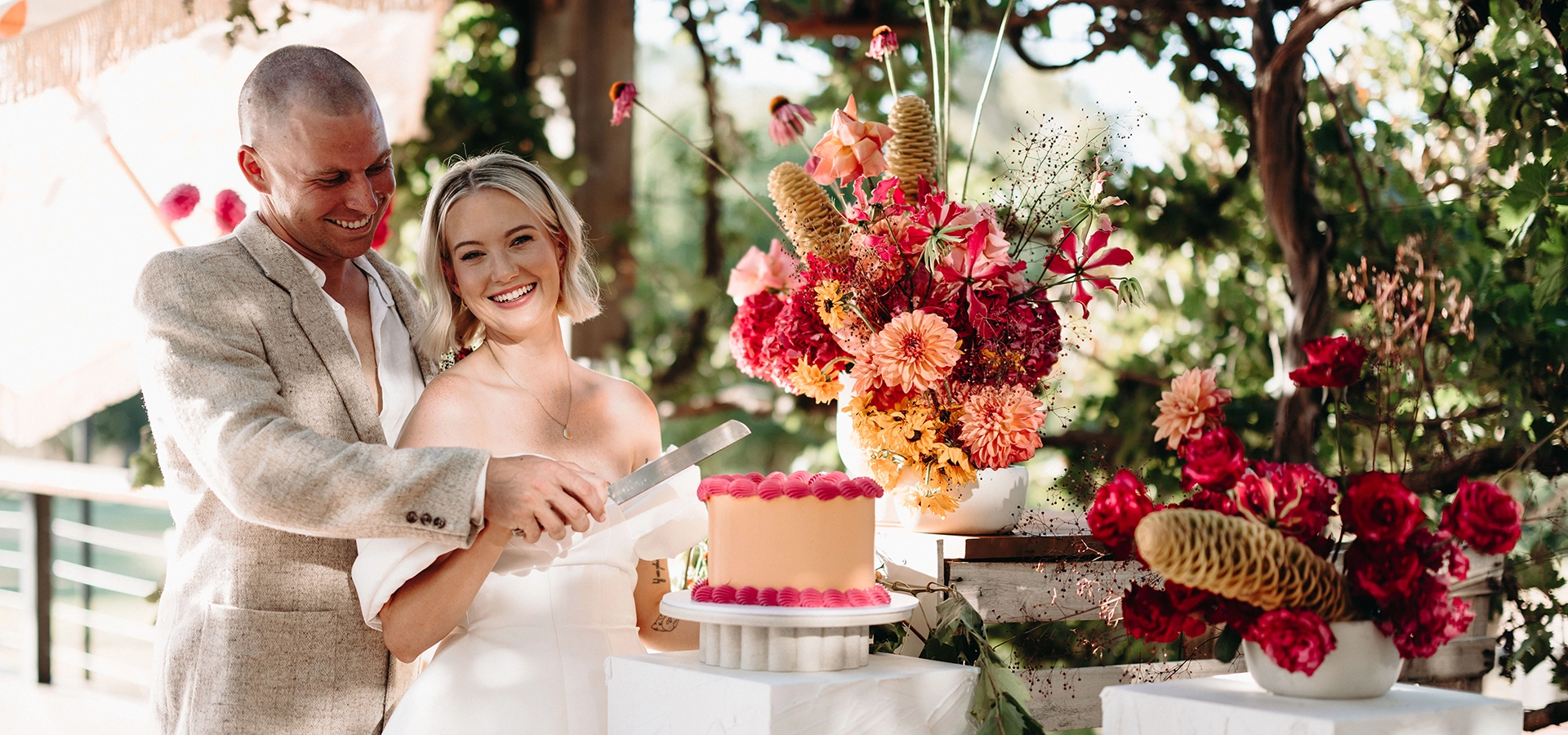 wedding-cake-cutting.webp